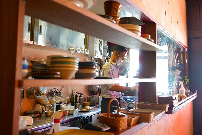 SOLEMARE(ソレマーレ)|厨房で調理をするオーナーシェフ