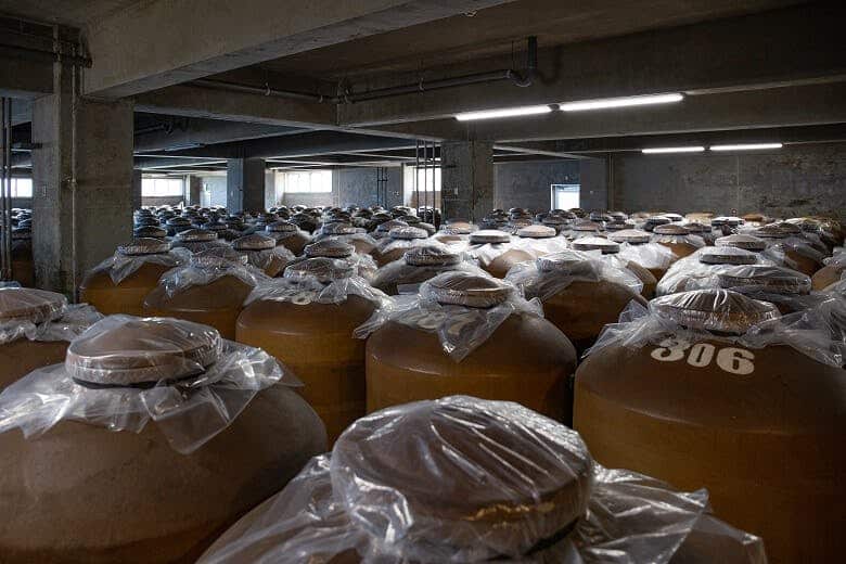 比嘉酒造|貯蔵されている甕