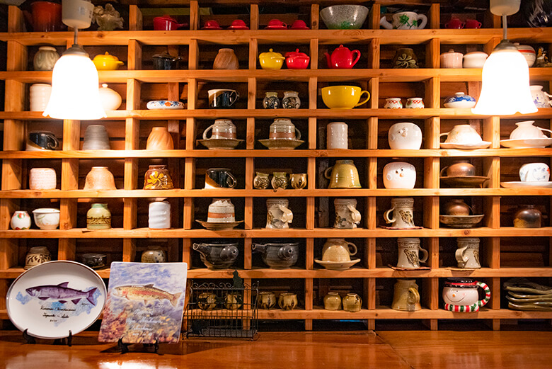 琉球料理 あかさたな｜カウンターに並んだ器