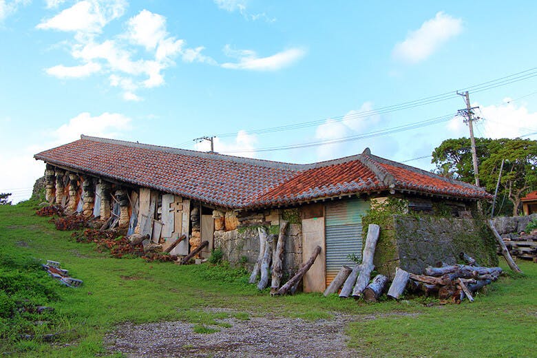 やちむんの里｜やちむんの里のシンボルでもある赤瓦の読谷山焼窯