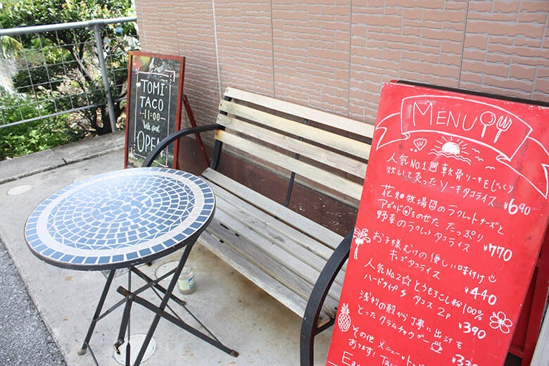 豊見城（とみしろ）タコライス｜先着１席のテラス席は夕方の時間帯がおすすめ。