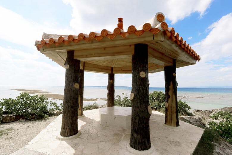 琉球観音崎灯台|岬の東屋