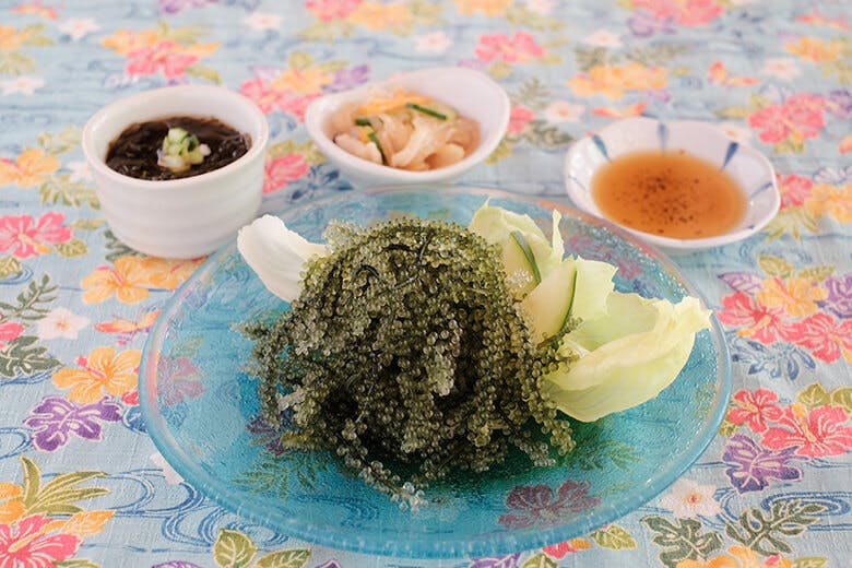 古民家の宿・お食事処ちゃんや～｜コースの前菜「もずく酢」と「ミミガー」「海ぶどう」