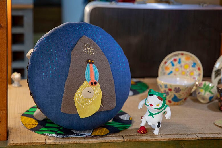 雑貨屋たんたん｜羊毛フェルト刺繍の「つむぎ屋」とコラボしたスツール