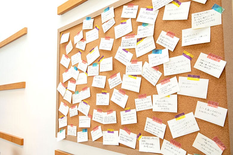 Grace(グレイス)|壁のコルクボードに貼られた購入者からのメッセージ