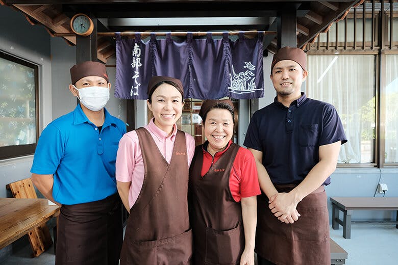 南部そば｜創業者家族：左から賀数一勝さん、和香奈さん、明子さん、一樹さん