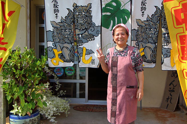 そば屋よしこ|すてきな笑顔の店主の饒波啓子(よはよしこ)さん