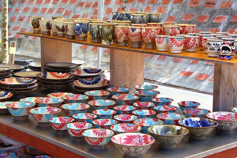 やちむんの里｜朱色が鮮やかな、陶芸工房ふじの商品群