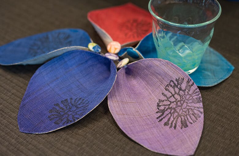 首里琉染|サンゴ柄の「木の葉型コースター」