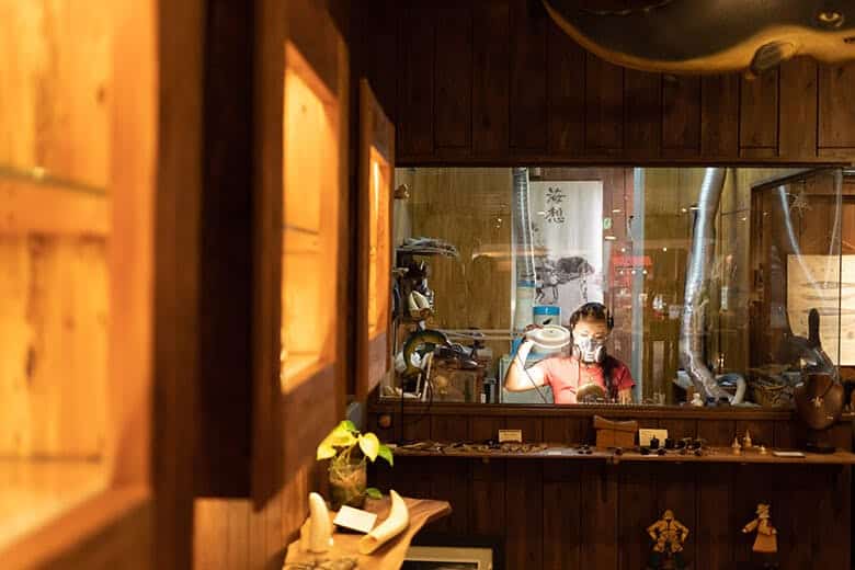 海想｜奥の工房でアクセサリーを制作するスタッフ