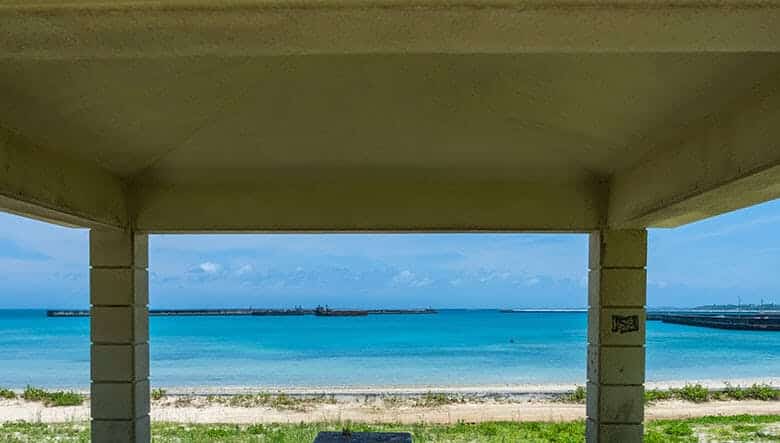 パイナガマビーチ|ひと休みにぴったりな東屋