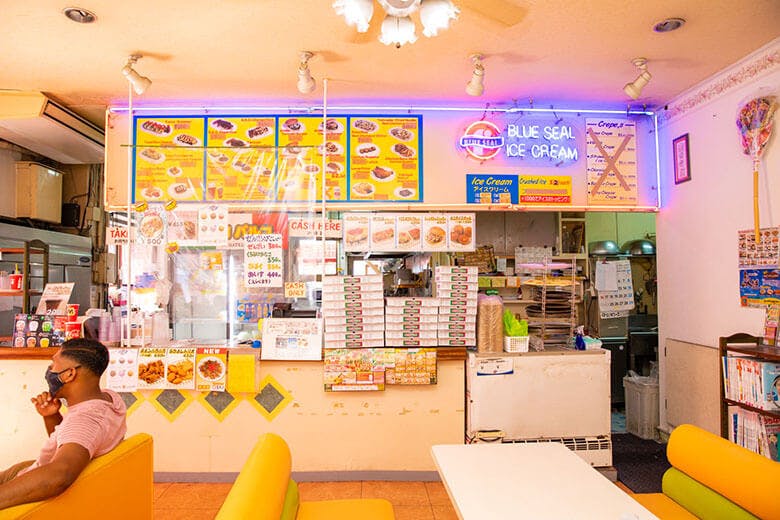 GATE1|黄色が基調の店舗内観