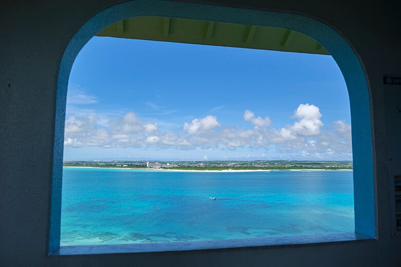 竜宮城展望台|窓から見下ろす青い海と、その先に広がる宮古島本島