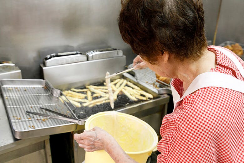 呉屋てんぷら屋|天ぷらを揚げる女性の後ろ姿