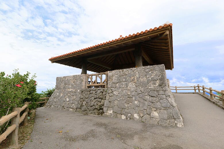 玉取崎展望台（たまとりざきてんぼうだい）｜赤瓦屋根の展望台
