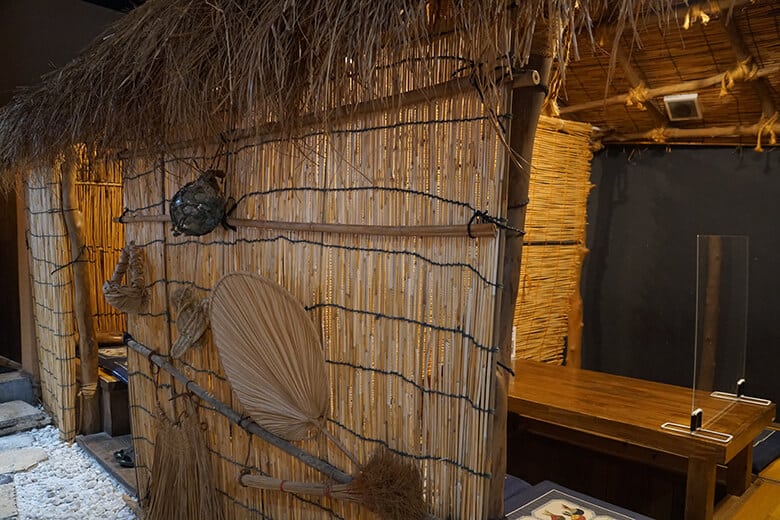 うまりずま|座席背後にある伝統的な植物編みの装飾品