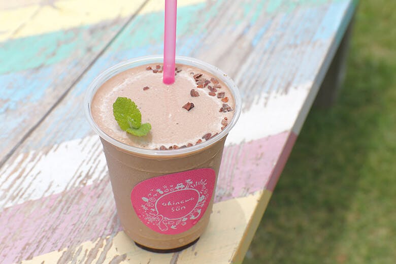 okinawasun(オキナワサン)|スーパーフードのローカカオ(カカオニブ)を贅沢に使った「ショコラバナナスムージー」