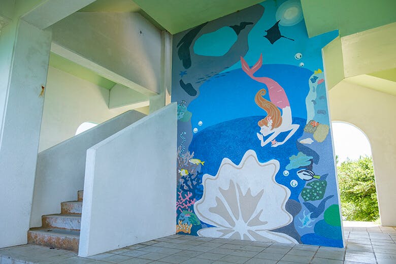 竜宮城展望台|青い海と人魚が描かれた展望台内観
