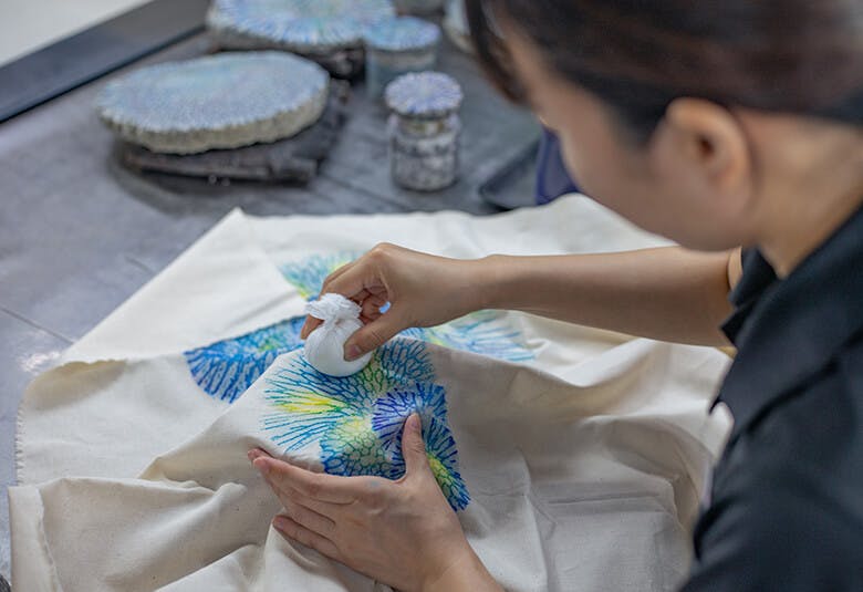 首里琉染|職人の手によって、大きな布に美しいサンゴの模様が染め上げられていく様子
