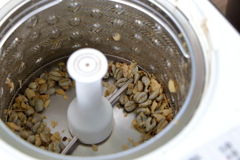 又吉コーヒー園|精米機を使って、種から皮をはがす
