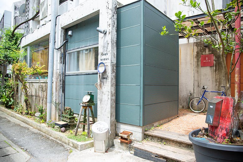 首里ほりかわ|外観からはそば屋には見えないお洒落な店舗