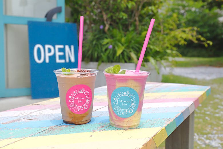 okinawasun(オキナワサン)|パステルカラーのベンチに乗せられたスムージー