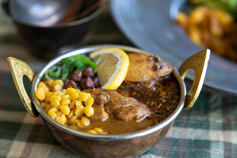 クルミ舎|アンティークの器に盛り付けられたカレールー