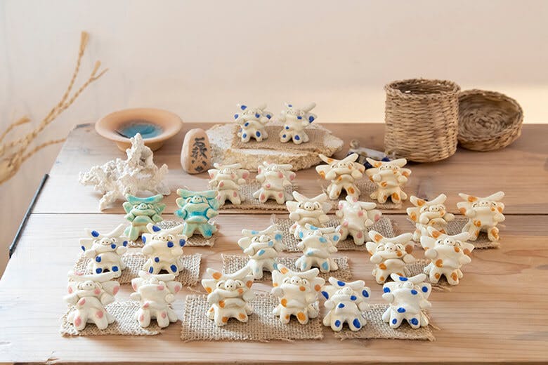 Atelier43(アトリエヨンサン)|白地に単色の斑点模様の小さなシーサー