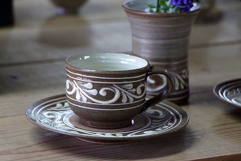 やちむんの里｜金城明光さんの作品「イッチンの立体的な線と模様が美しいカップ＆ソーサー」