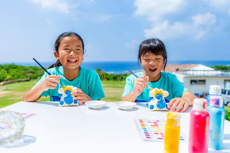 太陽が窯(てぃだががま)|楽しそうにシーサーの絵付け体験をする姉妹