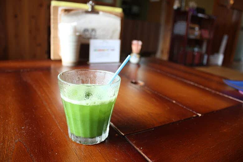 みやび茶屋・仲元｜緑色が鮮やかなアイス抹茶。