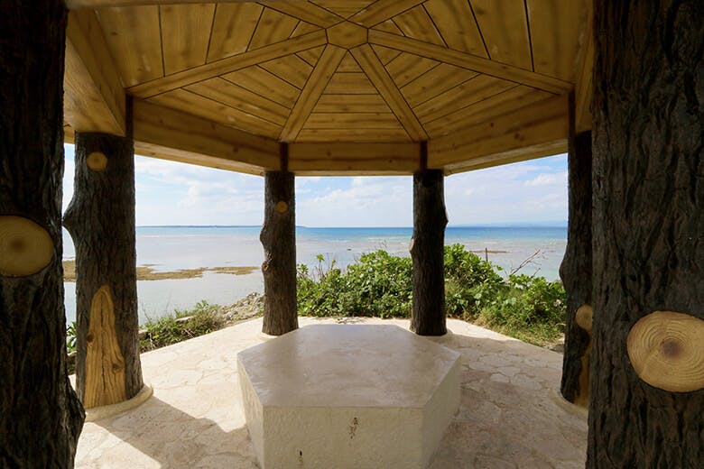 琉球観音崎灯台|岬にある東屋から見える水平線