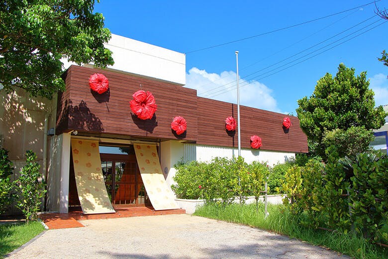もとぶ元気村|沖縄の伝統的な文化体験や手作り工芸体験が楽しめる建物