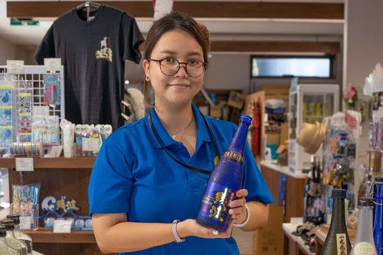 比嘉酒造|残波プレミアムを紹介する店員さん