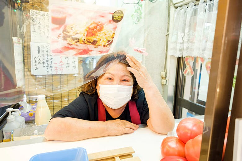 赤とんぼ｜カウンター越しに店主の仲村敏子さん