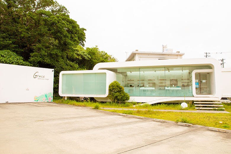 Grace(グレイス)|ガラス張りと形状が特徴的な恩納村店舗外観