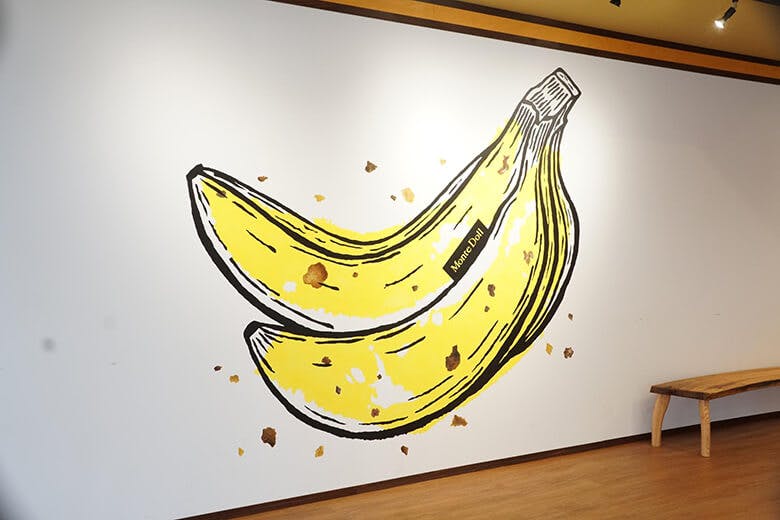 バナナケーキのモンテドール｜店内の壁に大きく書かれたバナナの絵