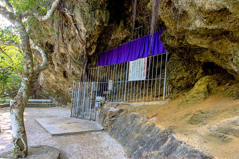 アマミチューの墓とシルミチュー霊場|柵で封じられた洞窟の入り口