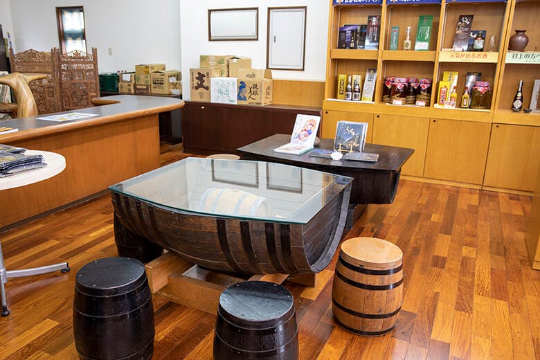 ヘリオス酒造|樫樽のオシャレなテーブルと椅子