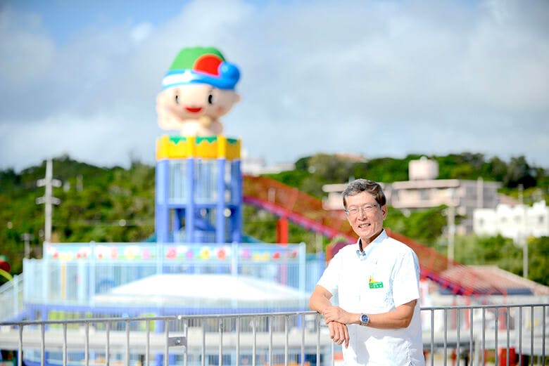 道の駅ぎのざ｜施設を背景に笑顔の山城副村長