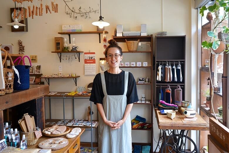 しましまストアー｜笑顔で話す店主の登野盛さん