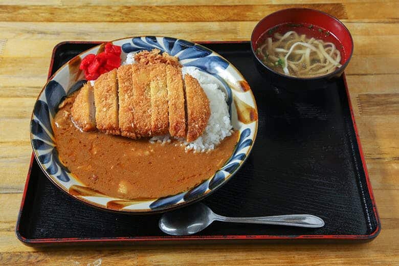 やちむん食堂｜厚めのカツがのっかった「カツカレー」