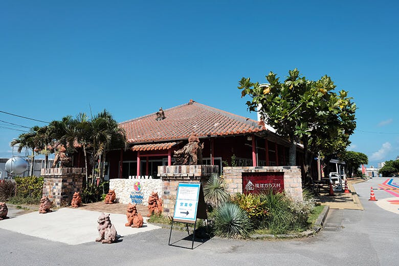 琉球ガラス村｜シーサーが立ち並ぶ施設外観