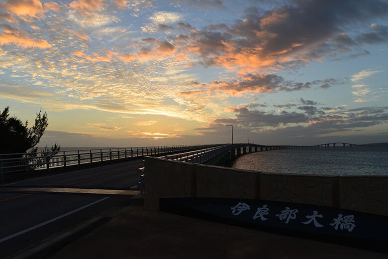 伊良部（いらぶ）大橋｜夕暮れ時の大橋入口