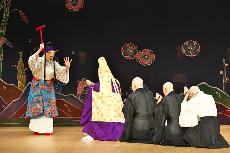 国立劇場おきなわ｜組踊「執心鐘入（しゅうしんかねいり）」のワンシーン