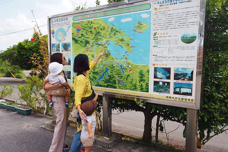 嵐山展望台｜案内板を見る子連れの女性たち