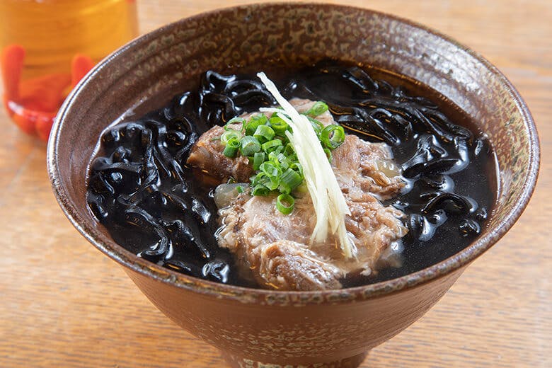 ちょーでーぐぁ|イカ墨入り純手打ち生麺のそば