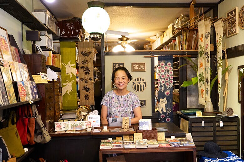 さんぴん工房|インタビューに答える仲辻淳子さん