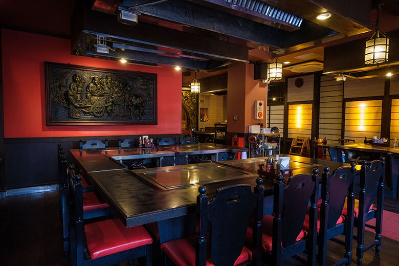 ステーキハウス四季|大人の雰囲気漂う店舗内観