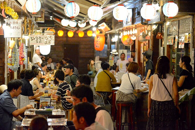 国際通り屋台村｜立ち並ぶ店とにぎわう客